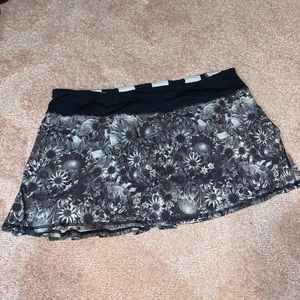 Lululemon Women's Pace Setter Skirt Flowabunga Black Angel Wing Floral Size 12